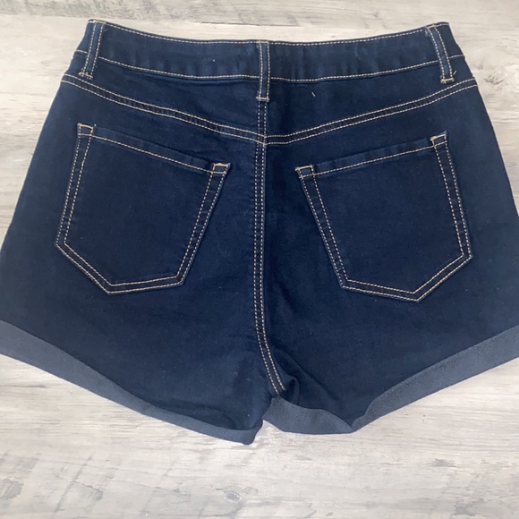 ❤️ $10 Flash Sale Forever 21 Cuffed Denim Shorts - Picture 2 of 7